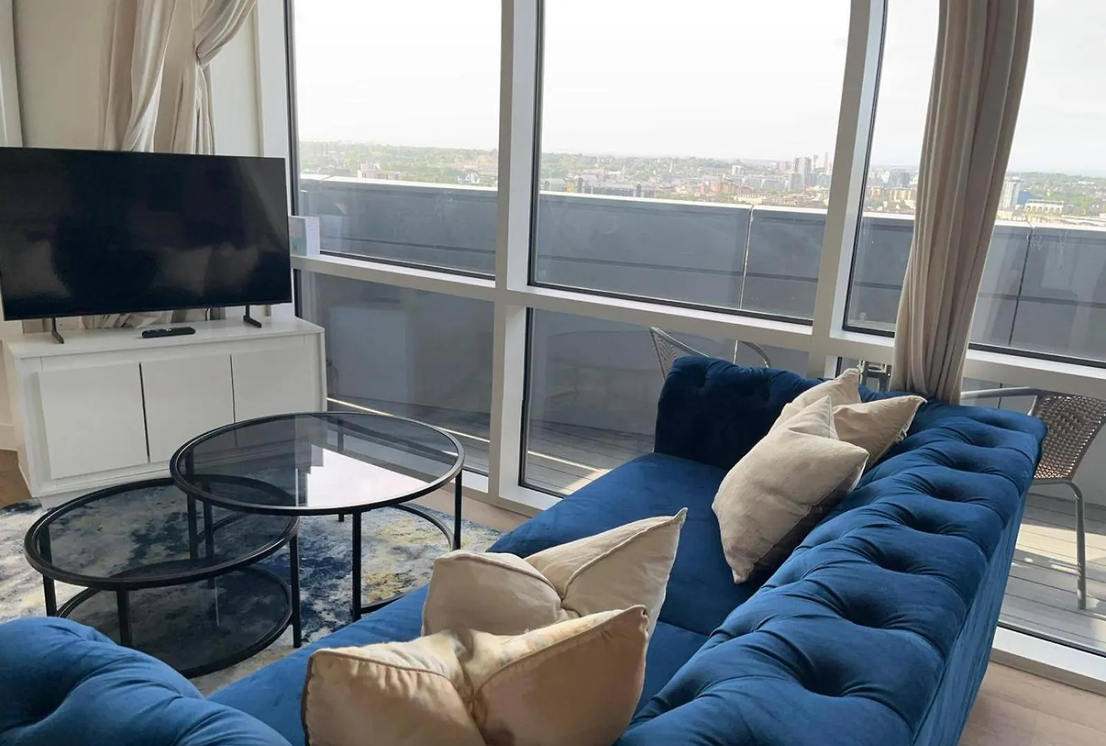 Apartment 1 Bed-Sleeps 3-Balcony-Parking-5 Min Canary Wharf