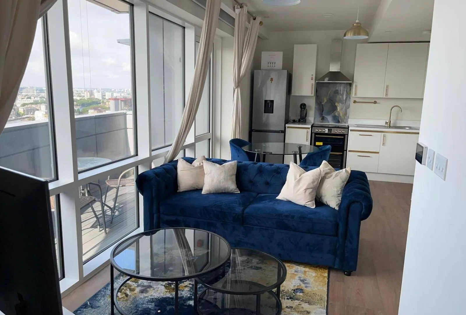 1 Bed-Sleeps 3-Balcony-Parking-5 Min Canary Wharf London