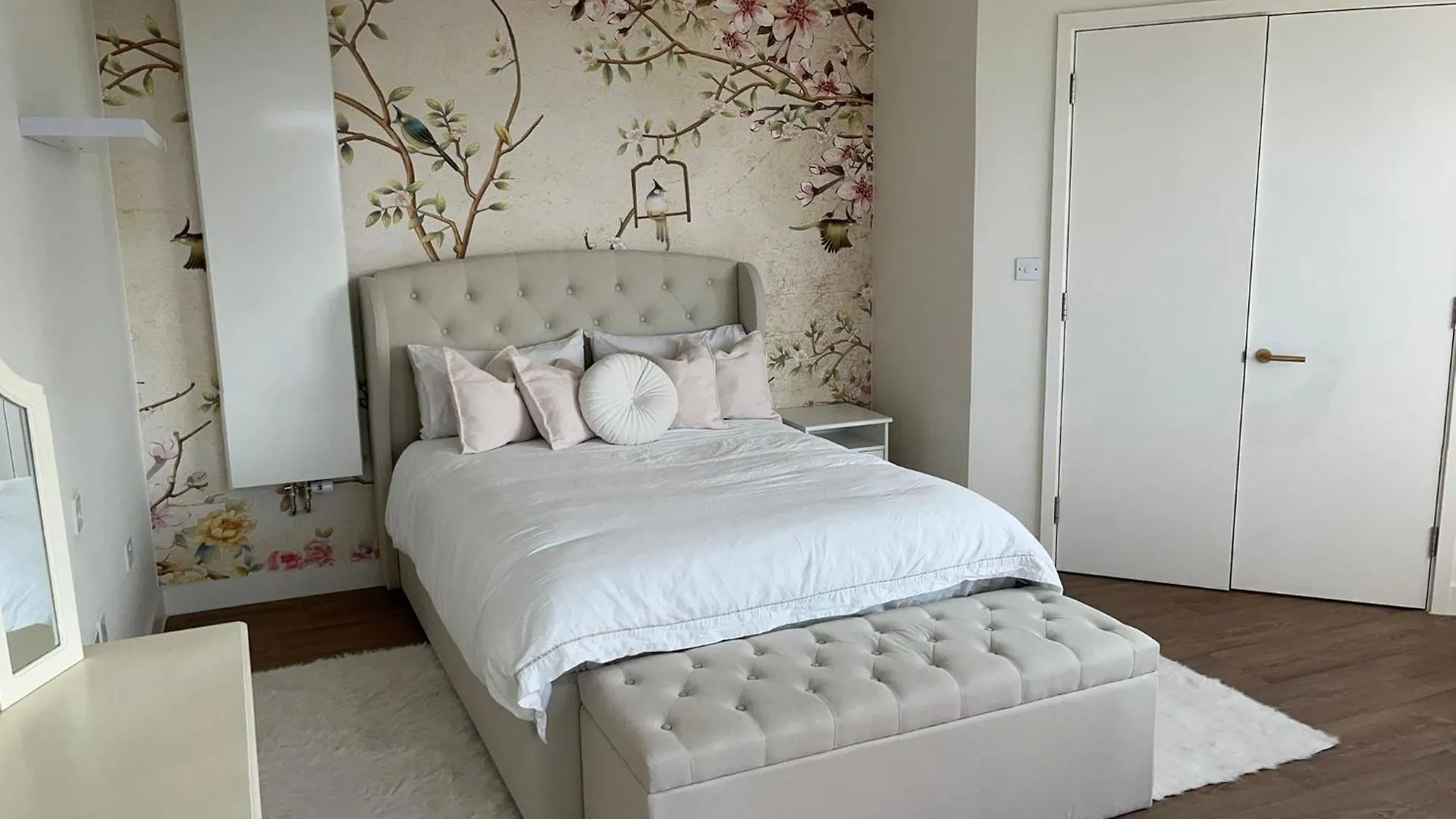 1 Bed-Sleeps 3-Balcony-Parking-5 Min Canary Wharf