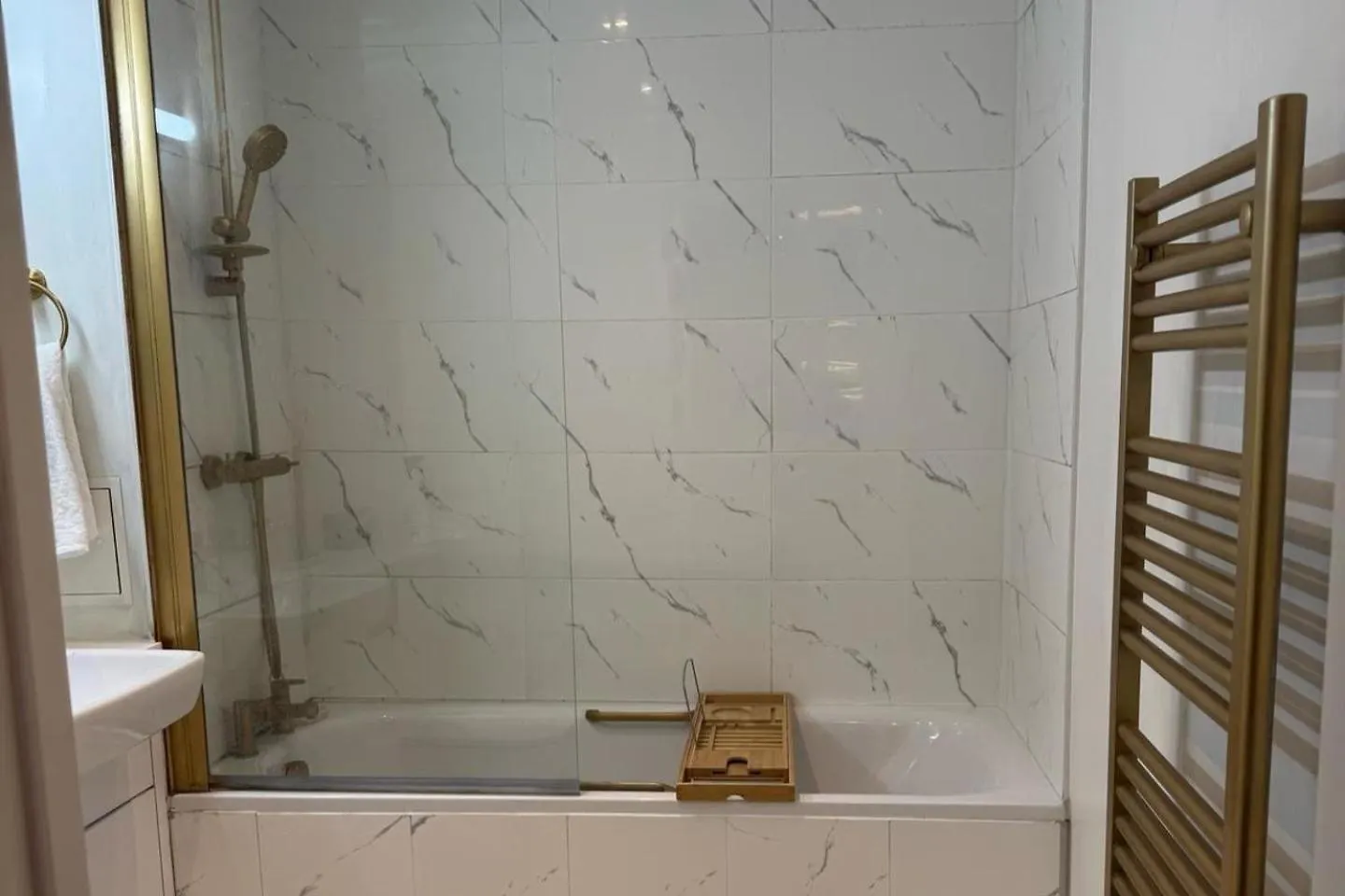 1 Bed-Sleeps 3-Balcony-Parking-5 Min Canary Wharf